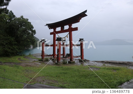 雨の日の田沢湖の湖畔にある御座石神社、秋田県、東北 雨の日の田沢湖の湖畔にある御座石神社、秋田県、東北 136489778