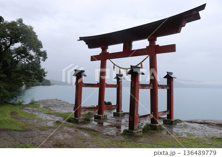雨の日の田沢湖の湖畔にある御座石神社、秋田県、東北 雨の日の田沢湖の湖畔にある御座石神社、秋田県、東北 136489779