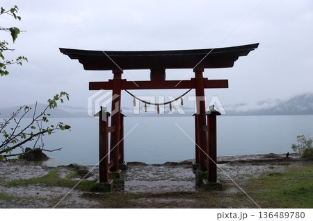 雨の日の田沢湖の湖畔にある御座石神社、秋田県、東北 136489780