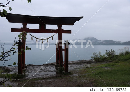 雨の日の田沢湖の湖畔にある御座石神社、秋田県、東北 雨の日の田沢湖の湖畔にある御座石神社、秋田県、東北 136489781