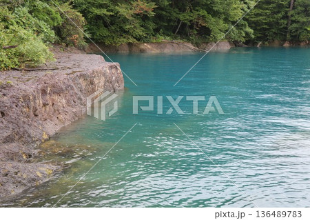雨の日の田沢湖の湖畔にある御座石神社、秋田県、東北 雨の日の田沢湖の湖畔にある御座石神社、秋田県、東北 136489783
