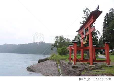 雨の日の田沢湖の湖畔にある御座石神社、秋田県、東北 雨の日の田沢湖の湖畔にある御座石神社、秋田県、東北 136489786
