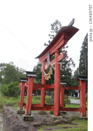 雨の日の田沢湖の湖畔にある御座石神社、秋田県、東北 雨の日の田沢湖の湖畔にある御座石神社、秋田県、東北 136489787