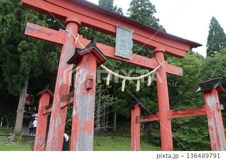 雨の日の田沢湖の湖畔にある御座石神社、秋田県、東北 雨の日の田沢湖の湖畔にある御座石神社、秋田県、東北 136489791