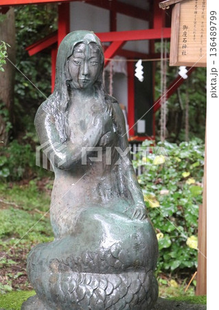 雨の日の田沢湖の湖畔にある御座石神社、秋田県、東北 雨の日の田沢湖の湖畔にある御座石神社、秋田県、東北 136489799