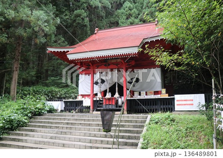 雨の日の田沢湖の湖畔にある御座石神社、秋田県、東北 136489801