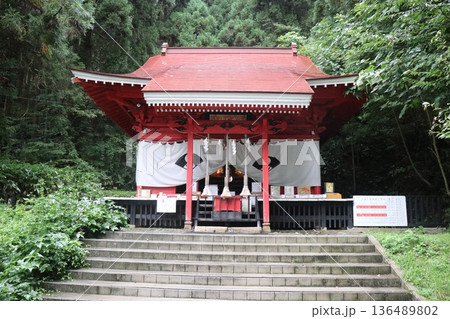 雨の日の田沢湖の湖畔にある御座石神社、秋田県、東北 雨の日の田沢湖の湖畔にある御座石神社、秋田県、東北 136489802
