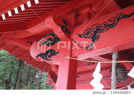 雨の日の田沢湖の湖畔にある御座石神社、秋田県、東北 雨の日の田沢湖の湖畔にある御座石神社、秋田県、東北 136489805