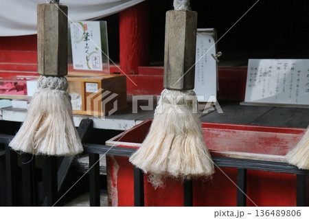 雨の日の田沢湖の湖畔にある御座石神社、秋田県、東北 136489806