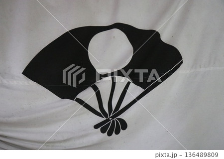 雨の日の田沢湖の湖畔にある御座石神社、秋田県、東北 136489809