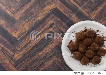 木目背景に皿盛りのトリュフチョコ 木目背景に皿盛りのトリュフチョコ 136491078