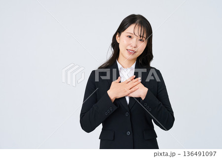 胸に手を当てるポーズをするビジネスウーマン 136491097