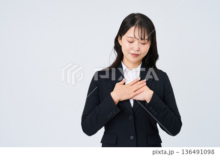 胸に手を当てるポーズをするビジネスウーマン 136491098