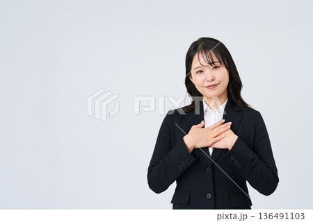 胸に手を当てるポーズをするビジネスウーマン 136491103