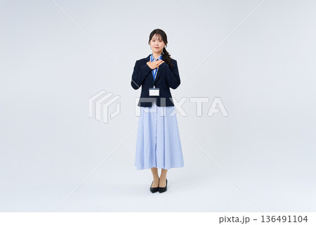 胸に手を当てるポーズをするビジネスウーマン 136491104