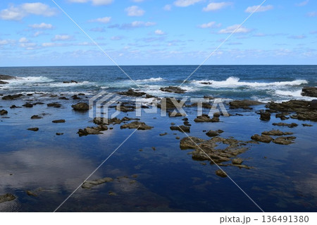 奇岩怪石の磯が続く 庄内海岸の岩場風景 奇岩怪石の磯が続く 庄内海岸の岩場風景 136491380