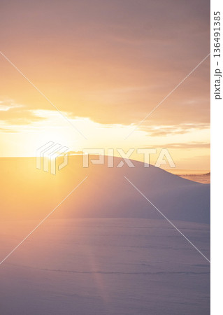 鳥取砂丘 夕陽に染まる雪景色 鳥取砂丘 夕陽に染まる雪景色 136491385