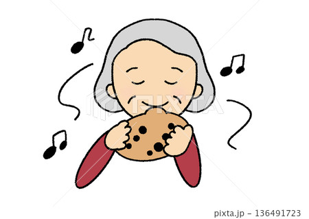 オカリナを吹くおばあちゃん 136491723