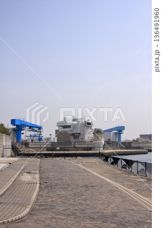 兵庫県尼崎市　尼崎閘門　尼ロックの桜風景 136491960