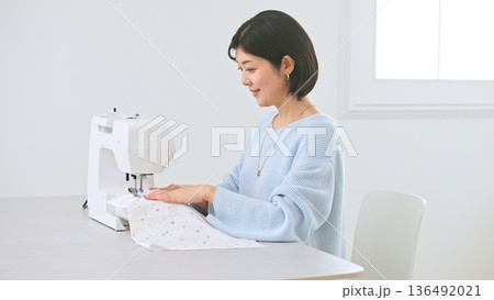 ミシン  女性 イメージ 136492021