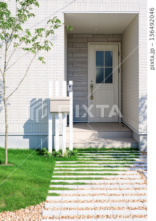 住宅イメージ 新築住宅 白い玄関ドア 住宅イメージ 新築住宅 白い玄関ドア 136492046