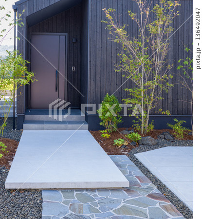 住宅イメージ　新築住宅　焼杉板壁のエントランス 136492047