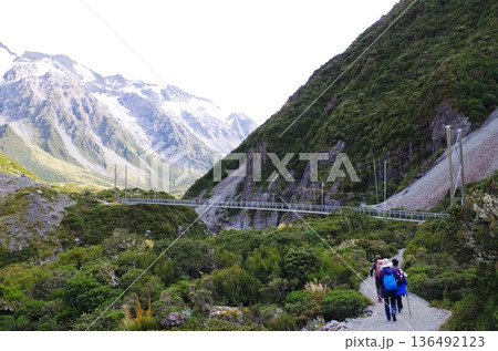 フッカーバレートラックを ハイキング　第三吊り橋 136492123