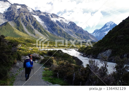 フッカーバレートラックを ハイキング 136492129