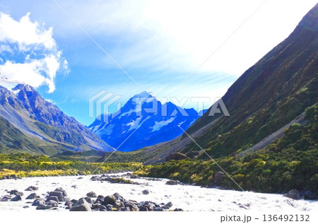フッカーバレートラックを ハイキング　ニュージーランド最高峰マウントクック 136492132