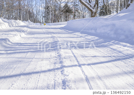 北海道の雪道 北海道の雪道 136492150