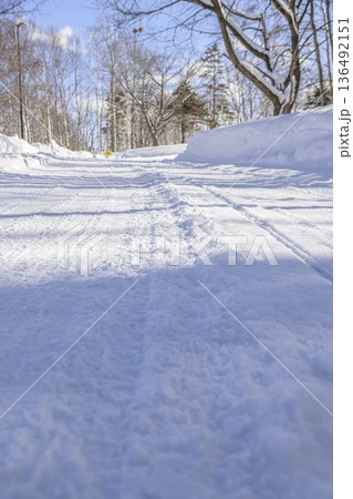 北海道の雪道 136492151