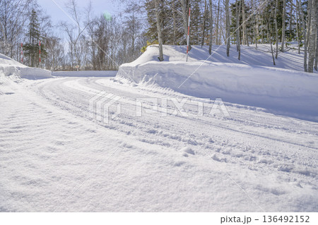 北海道の雪道 136492152