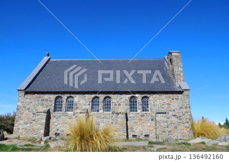 ニュージーランド南島 テカポ湖畔の善き羊飼いの教会 136492160