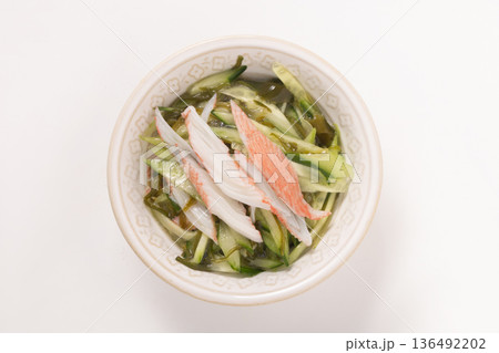 酢の物（めかぶ　きゅうり　カニかま）　 136492202