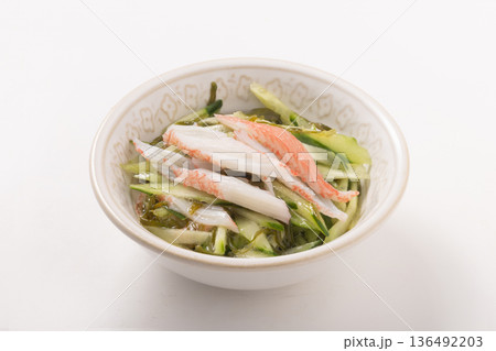 酢の物（めかぶ　きゅうり　カニかま）　 136492203