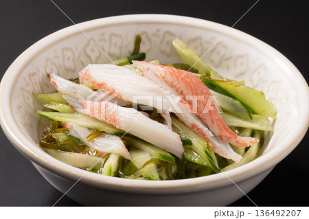 酢の物（めかぶ　きゅうり　カニかま）　 136492207
