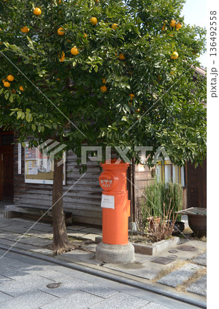 街角の風景　スケッチ写真 136492558