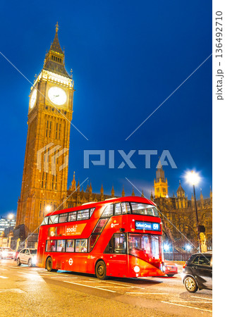 ロンドン　夜のエリザベス・タワーと二階建てバス 136492710