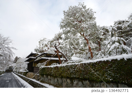 雪の南禅寺界隈　野村美術館　京都市左京区 136492771