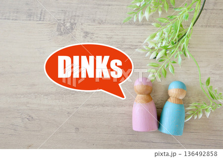 DINKs夫婦のライフスタイル概念イメージ。 DINKs夫婦のライフスタイル概念イメージ。 136492858