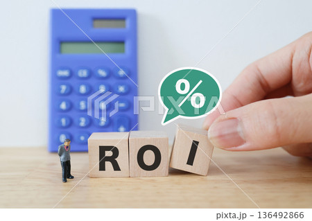 ROIと％記号の投資収益率イメージ。 136492866