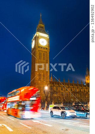 ロンドン 夜のエリザベス・タワーと二階建てバス ロンドン 夜のエリザベス・タワーと二階建てバス 136492902