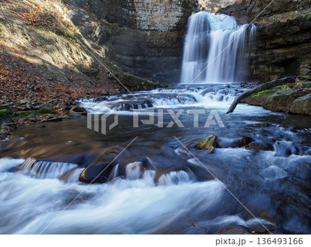 滝から渓流を捉える 136493166