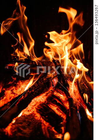 燃え盛る炎 焚き火の風景 燃え盛る炎 焚き火の風景 136493267