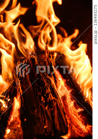 燃え盛る炎　焚き火の風景 136493275