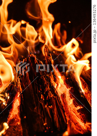燃え盛る炎 焚き火の風景 燃え盛る炎 焚き火の風景 136493276