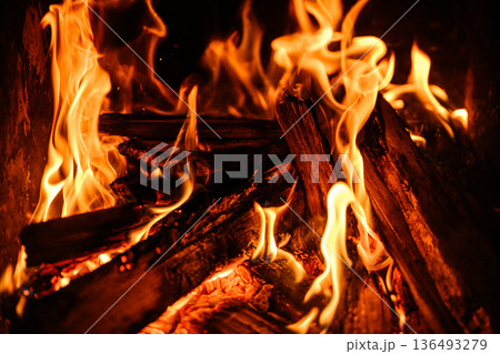 燃え盛る炎　焚き火の風景 136493279