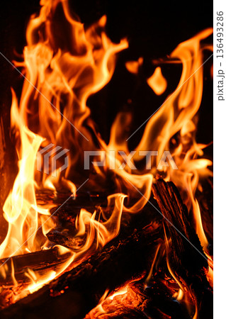 燃え盛る炎　焚き火の風景 136493286