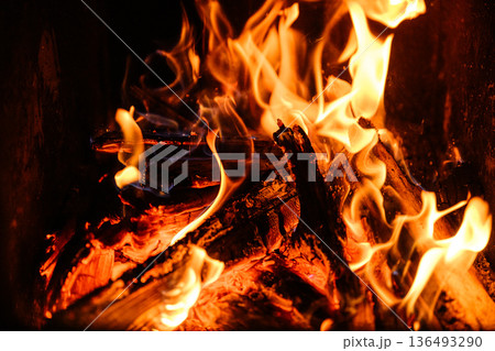 燃え盛る炎　焚き火の風景 136493290
