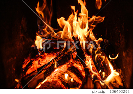 燃え盛る炎　焚き火の風景 136493292